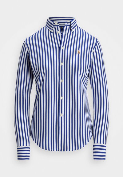 Camisa de manga longa azul e branca com riscas, com gola abotoada, apresentando um pequeno logótipo bordado no peito e fecho por botões.