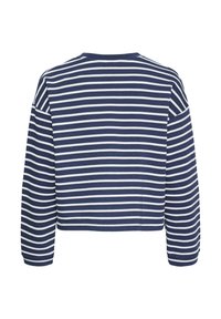 Tumesinine ja valge triibuline pikakäistega lühike topp. Pehme materjal, ümar kaelus ja allapoole kukkunud õlad. Nähtavaid kinnitusi pole.