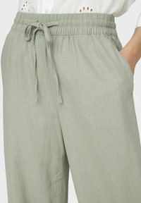 JDY MIT WEITEM BEINSCHNITT LOCKER - Pantalones - desert sage