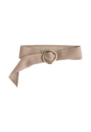 Beige stofbælte med en rund metal spænde, delvist foldet med den ene ende hængende ned.