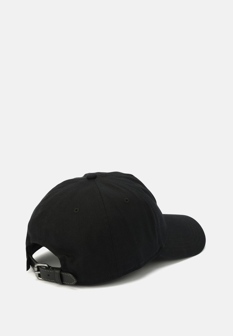 Schwarze Baseballmütze mit einem gebogenen Schirm, aus Baumwolle. Verfügt über einen Stoffriemen mit metallischem Schnallenverschluss zur Anpassung hinten.