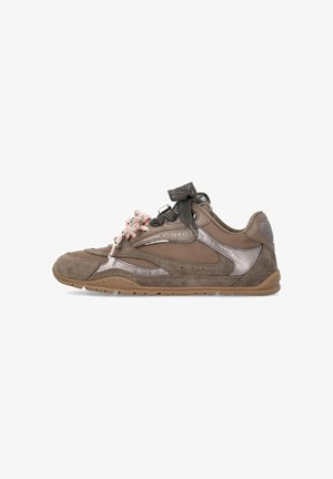 Sneaker basse marroni e taupe con pannelli misti in suede e metallici, lacci rosa e neri e logo "PINKO" sul lato.