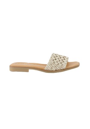 Beige flad slidesandal med en vævet bred rem og lav hæl, designet til afslappet brug.