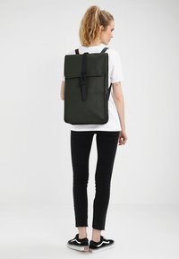 zaino rains rucksack