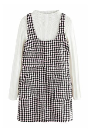 Zwart-wit houndstooth jurk met roze accenten, voorzien van een vierkante halslijn en twee voorkruiden. Draag het over een witte ribbeltrui.