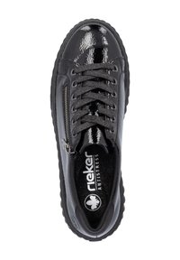 Baskets en cuir verni noir avec lacets gris, détail de fermeture éclair sur le côté, bout rond et semelle en caoutchouc texturée. Présente une marque de semelle intérieure anti-stress.