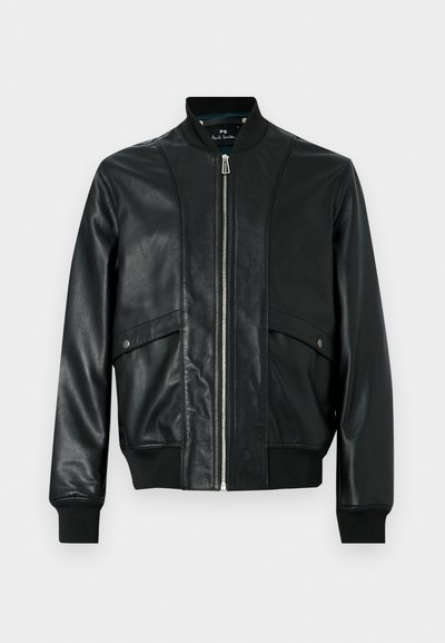 Μαύρο δερμάτινο μπουφάν τύπου bomber με φερμουάρ μπροστά, ριμπ γιακά και μανσέτες, και δύο πλαϊνές τσέπες με καπάκι και κουμπιά ασφαλείας.