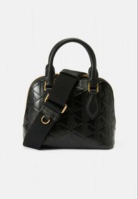Crna torba s geometrijskim uzorkom, struktuirane forme, dva ručka i podesivi remen. Ima zlatno metalnu opremu i zatvaranje na patentni zatvarač.