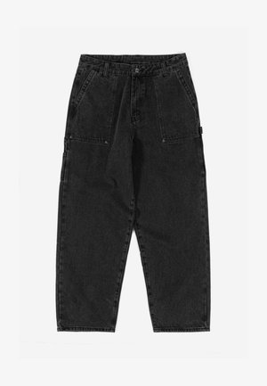 Calças cargo em denim preto com cintura alta, pernas ajustadas, dois bolsos frontais e costuras reforçadas, com um acabamento suave e texturado.