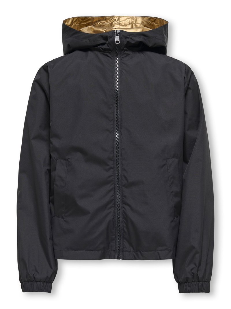 Melnā auduma virsjaka ar rāvējslēdzēju priekšā un elastīgām aprocēm. Iekļauj kapuci un zelta odere, divas sānu kabatas. Gluda tekstūra.