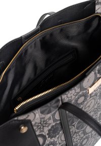 Zwarte tote bag met een grijze patroon buitenkant. Voorzien van een ritssluiting, een gladde zwarte voering en een binnenzak. Accenten van goudkleurig beslag.