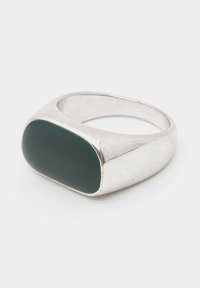 Silverring med en rektangulär grön sten, slät yta, tjock band och polerad finish.