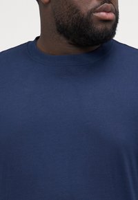 YOURTURN UNISEX - Základné tričko - dark blue