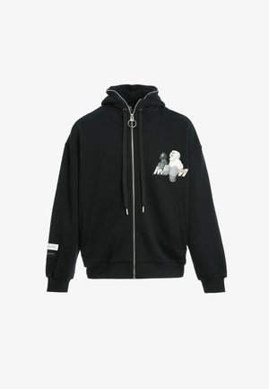 Sudadera negra con cremallera y dos figuras bordadas sentadas en el pecho, bolsillos frontales, capucha con cordones y un pequeño parche blanco en la manga.