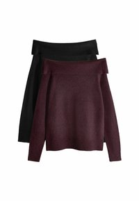 Due maglioni off-shoulder impilati; uno in un profondo bordeaux e l'altro in nero. Presentano un colletto e polsini a coste, texture di tessuto morbida.