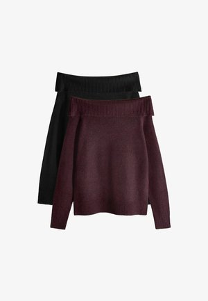 Twee off-shoulder truien gestapeld; de ene in diep bordeauxrood en de andere in zwart. Voorzien van een geribbelde halslijn en manchetten, zachte stofstructuur.