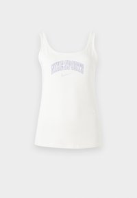 Bílý bavlněný top na ramínka s hlubokým výstřihem, tenkými ramínky a logem 'NIKE SPORTS' v světle fialové barvě. Hladká textura a úzký střih.