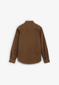 Camisa de pana marrón con mangas largas, puños con botones y un cuello clásico. La parte trasera es lisa y tiene un dobladillo curvado.