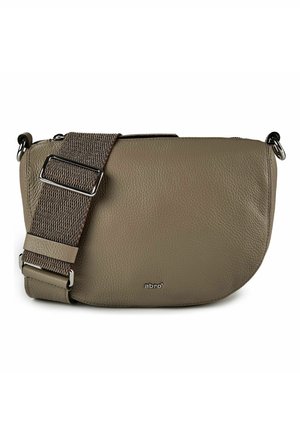 Taupefarbene Leder-Crossbody-Tasche mit breitem, verstellbarem Stoffriemen und kleinem metallischem Markenlogo in der Mitte vorne.