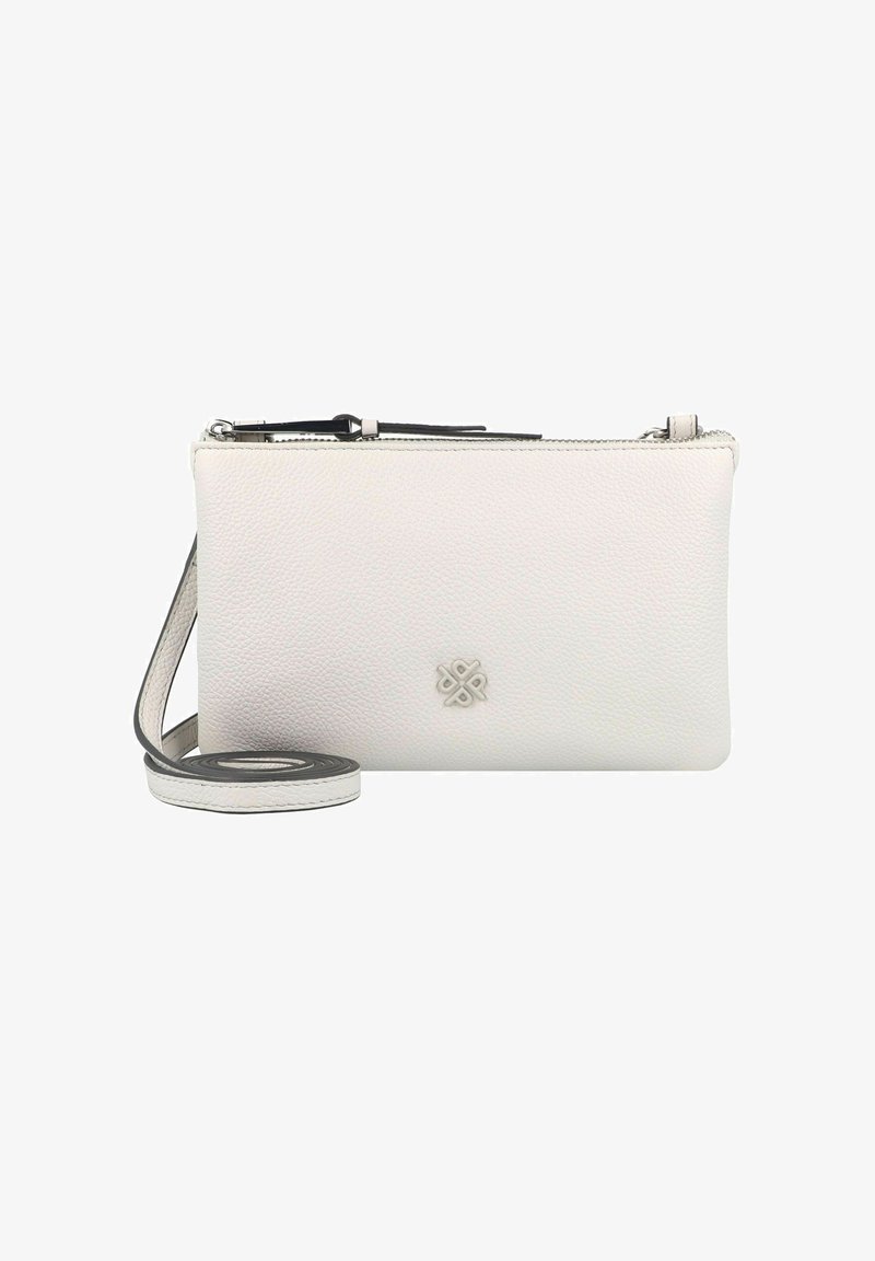 Witte leren clutch met een gestructureerde afwerking, ritsluiting en een decoratief geaccentueerd logo. Voorzien van een slanke, afneembare schouderband.