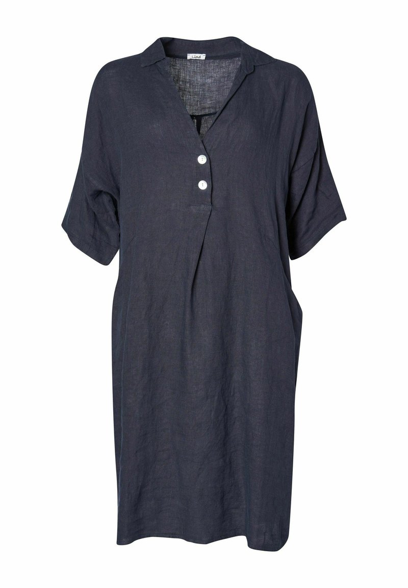 Tumši jūras zila linu kleita ar īsām piedurknēm, apkakli un trim baltām pogām pie priekša; ir brīvs griezums un sānu kabatas.