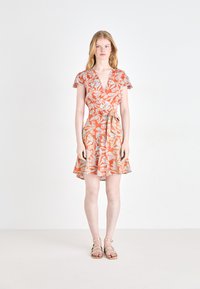 Ärmelloses Wickelkleid in Orange, mit Blumenmuster in Blau und Wei�ß. Der Rock ist ausgestellt, und ein passender Gürtel betont die Taille.