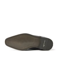 Zwarte leren schoen zool, licht gebogen met een uitgesproken profielpatroon. Bevat een gegraveerd logo en maatmarkeringen. Glad oppervlak.