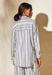 Lipsy Strandaccessoar  - blue lurex stripe