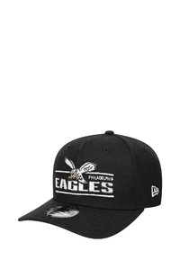 Schwarze Kappe mit gebogenem Schirm, auf dessen Vorderseite das gestickte Logo der Philadelphia Eagles sowie ein Adlerdesign zu sehen sind. Hergestellt aus strukturiertem Stoff.