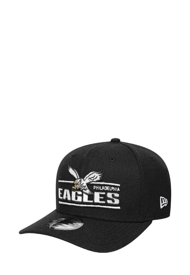 Schwarze Kappe mit gebogenem Schirm, auf dessen Vorderseite das gestickte Logo der Philadelphia Eagles sowie ein Adlerdesign zu sehen sind. Hergestellt aus strukturiertem Stoff.