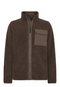 Ruskea fleece-takki, jossa on korkea kaulus, täysimittainen vetoketju ja rintatasku. Takissa on teksturoitu, pehmeä pinta ja sivuvetoketjutaskut.