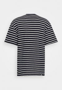 T-paita, jossa on lyhyet hihat, laivastonsinisiä ja valkoisia raitoja, pyöreä pääntie, pehmeä kangas ja suora leikkaus. Sisältää pienen tarran helman kohdalla.