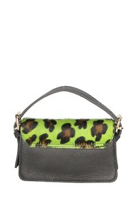Compacte handtas met een geprofileerde zwarte leren basis en een levende groene vachtflap met een bruine luipaardprint.