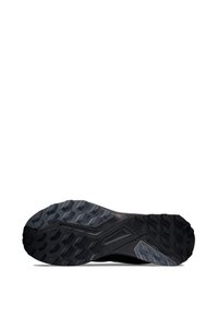 Schwarze Sport Schuhsohle mit einem strukturierten Profilmuster unterschiedlicher Tiefe und einem glatten, matten Finish am umgebenden Rand.