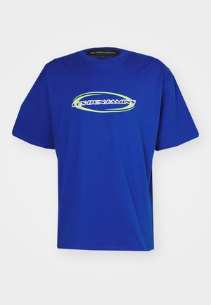 T-shirt bleu à manches courtes avec le logo "LES BENJAMINS" en blanc et jaune dans un design ovale sur la poitrine.