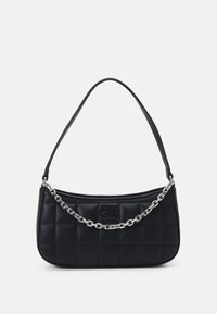 Borsa a spalla nera trapuntata in pelle, con accentuazione in catena argento e logo in rilievo sulla parte anteriore. Texture liscia e forma curvata.