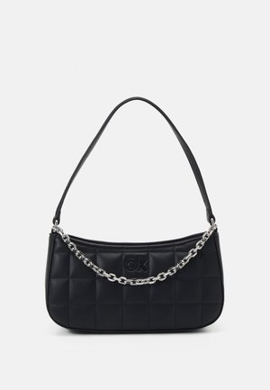 SQUARE QUILT CHAIN ELONGATED BAG - Borsa a mano - ck black