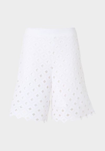 Λευκά σορτς μέχρι το γόνατο με γεωμετρικό μοτίβο με ανοίγματα και κυματιστές άκρες, με λείο ζωνάκι.