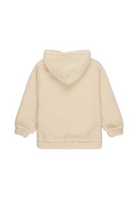 Beige, pluche pullover hoodie met een zachte textuur, vallende schouders en een voornaad. Heeft een kap en ribbels aan de manchetten en onderkant.