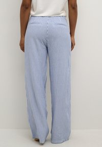Pantaloni a gamba larga leggeri, a righe blu e bianche, con vita alta, dotati di due tasche posteriori e morbido tessuto testurizzato.