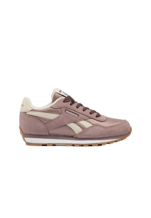 Zapatilla Reebok de caña baja en ante rosa y malla con detalles en crema, cordones marrones y suela de goma color goma sobre fondo blanco.