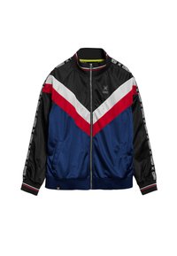Veste de survêtement avec des couleurs noir, blanc, rouge et bleu, fermeture éclair sur toute la longueur à l'avant, bande de marque le long des manches et col montant avec bordure rouge et blanche.
