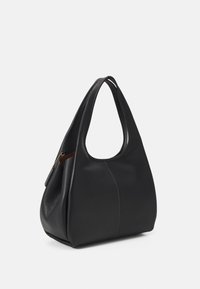 Zwarte leren hobo-tas met brede handvatten en subtiele stiksels, met een gladde en licht gestructureerde oppervlakte.