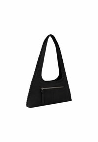 Borsa in pelle nera con forma triangolare, dotata di una tracolla intrecciata e una tasca frontale con zip e dettaglio a frange. Texture liscia.