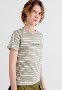 Lys olivengrønn kortermet t-skjorte med hvite horisontale striper og brodert "Pepe Jeans"-logo på brystet. Myk bomullsstoff.