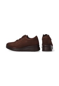 Braune Wildledersneaker mit runder Zehenpartie, flachen Schnürsenkeln, dezenten Nähten und einer strukturierten Gummisohle, die eine leichte Erhöhung bietet.