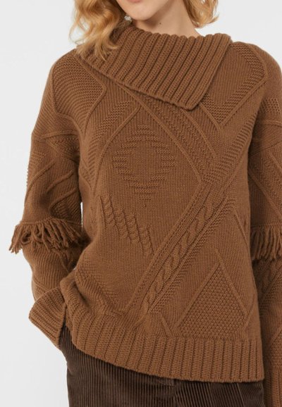 Maglione marrone chunky a maglia con un ampio colletto a coste, motivi testurizzati e dettagli frangiati sulle maniche. Design accogliente e oversize.