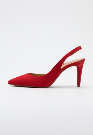 Chaussure à talons hauts slingback en daim rouge avec bout pointu et talon aiguille fin sur fond blanc uni.