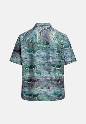 Koszula z krótkim rękawem o wirującym, falistym wzorze w odcieniach zieleni, niebieskiego i szarości. Wykonana z miękkiego materiału o luźnym kroju.