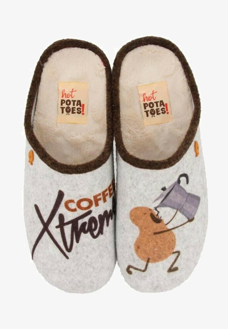 Zapatillas grises de felpa con ribete marrón, que presentan un personaje de cartoon de una patata sosteniendo una cafetera y el texto que dice "Coffee Xtreme".